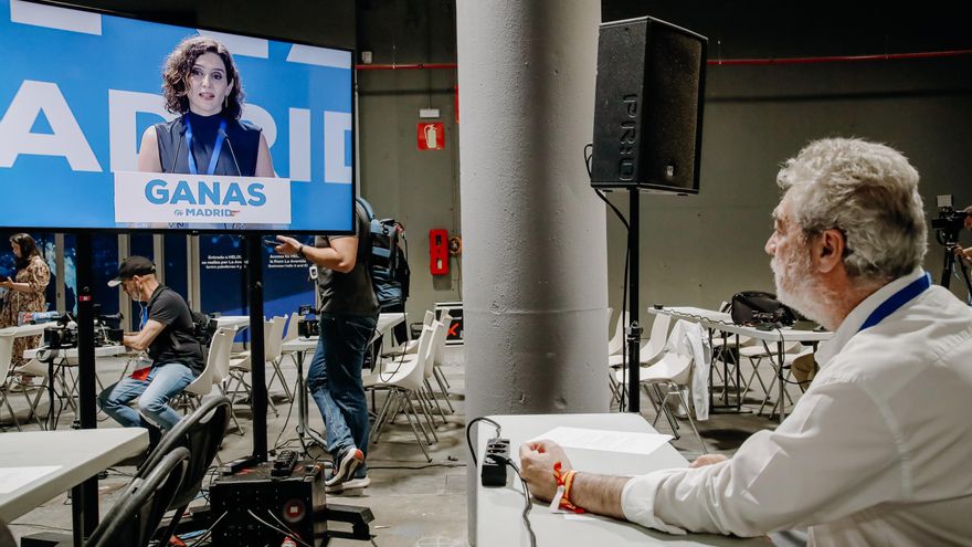 Miguel Ángel Rodríguez escucha la rueda de prensa de Ayuso en la sala de prensa.