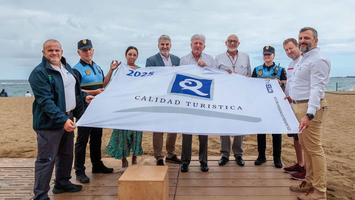 El izado de banderas en la playa de Las Canteras, en Las Palmas de Gran Canaria, este martes 22 de julio