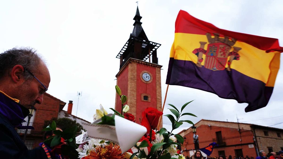 Bandera de España Republicana en Villalar.