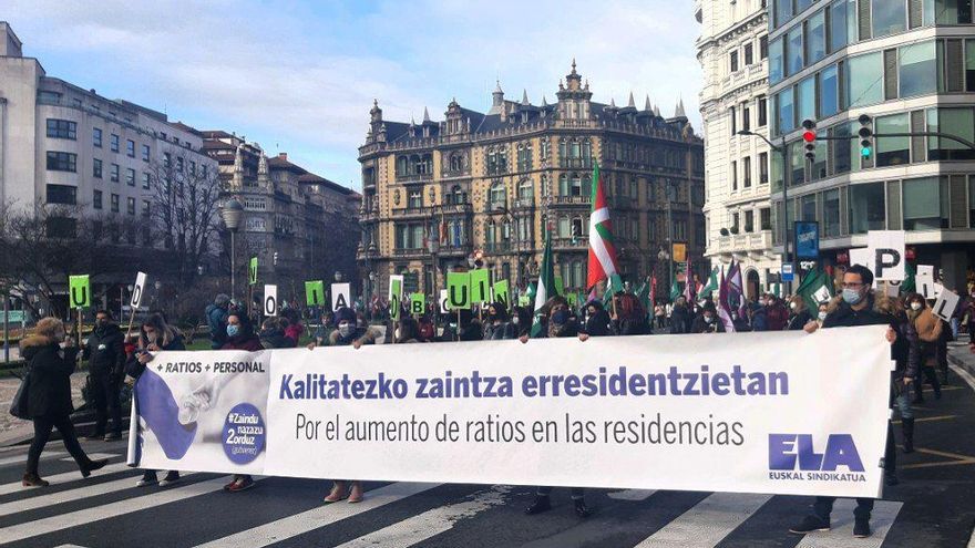 Las trabajadoras de cuidados en Euskadi denuncian la precariedad laboral que sufren y reivindican un servicio "digno y público"