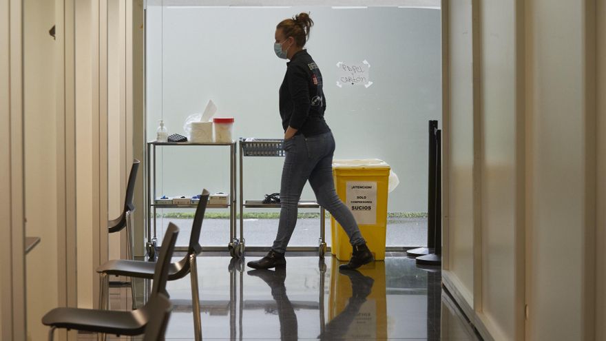 Un dispositivo en un centro de Refena para administrar la vacuna contra la COVID-19 a profesionales sociosanitarios, en Pamplona, Navarra (España), a 29 de diciembre de 2020