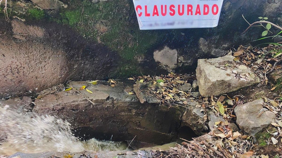 Clausura de descarga ilegal de aguas residuales en el río Atoyac, México. Foto: Profepa