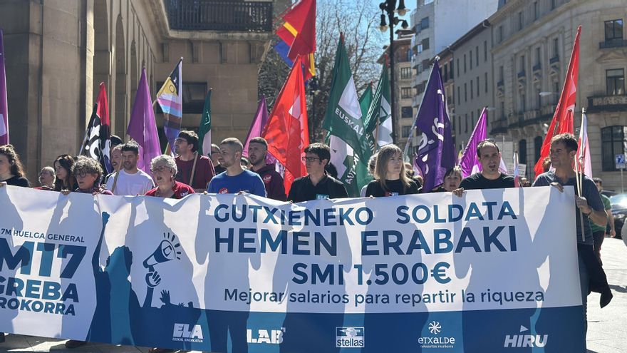 Cabecera de la manifestación por un SMI propio, este martes en Pamplona.