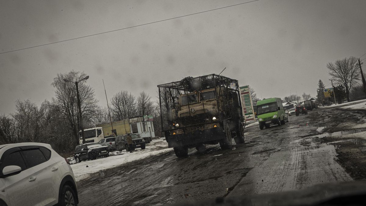 Un blindado militar ucraniano, enjaulado para reducir riesgos ante impacto de dron ruso FPV, en las calles próximas a Oleksandrivska (Donetsk)