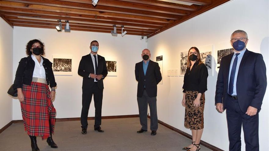 Un momento del acto de inauguración  de la  exposición 'Imágenes inéditas de la Guerra Civil'. De izquierda a derecha: Jovita Monterry, consejera de Cultura del Cabildo de La Palma; Bernardo López, alcalde accidental de Santa Cruz de La Palma; Clara Gámez, directora de Acción Social y Cultural de la Fundación CajaCanarias; Alfredo Luaces, director gerente de la Fundación CajaCanarias.