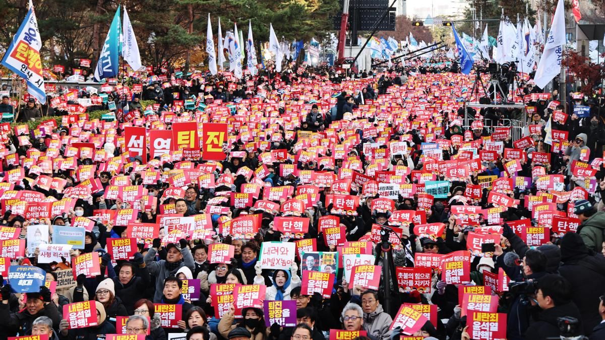 Miles de manifestantes piden en Corea del Sur la destitución de su presidente, Yoon Suk Yeol, frente a la Asamblea Nacional este sábado.