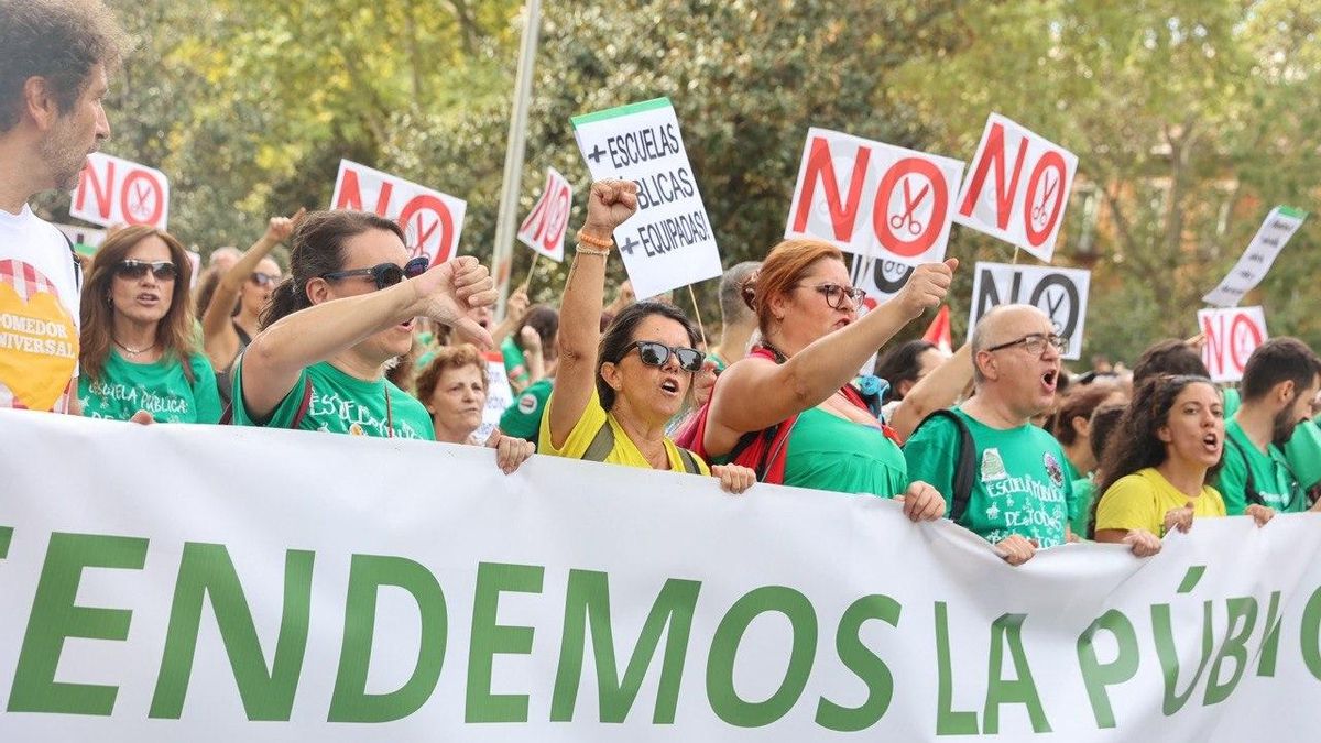 Los manifestantes reclaman el fin de los recortes  y las privatizaciones en la educación pública, así como que no se destinen fondos a la enseñanza privada concertada