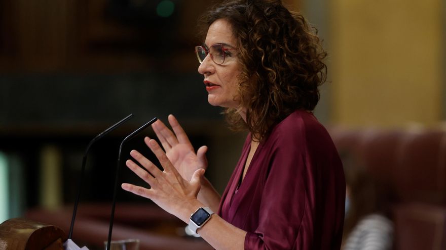 La ministra de Hacienda, María Jesús Montero, ha anunciado este miércoles que la comunidad autónoma canaria quedará excluida del tipo mínimo efectivo del 15 % en el impuesto de sociedades que se va a imponer a las grandes empresas. EFE/ Juan Carlos Hidalgo