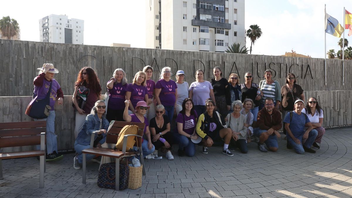 Concentración frente a la Ciudad de La Justicia de Las Palmas para pedir que Daniel sea escuchado.