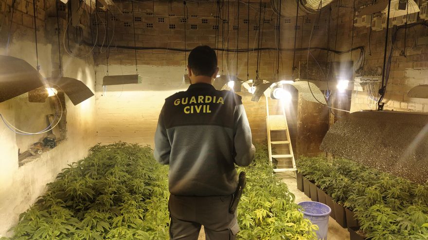 La Guardia Civil detiene a tres personas por tráfico de drogas, tenencia de armas y defraudación eléctrica en Córdoba