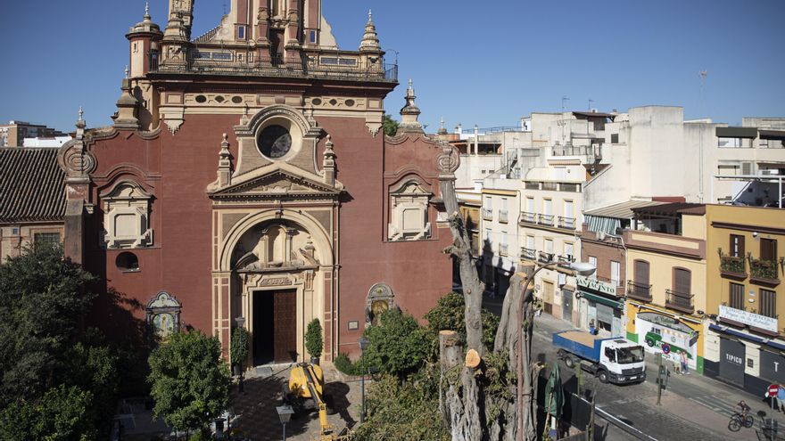 Vista general de la fachada de la Parroquia de San Jacinto con el ficus desarbolado.