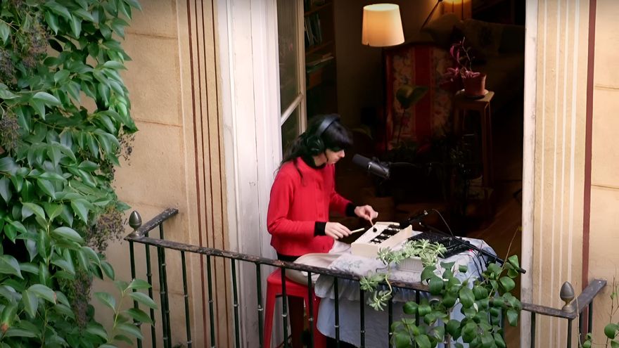 El Balcón, un lugar suspendido entre el cielo y la tierra desde el que siete amigos ponen banda sonora a Malasaña