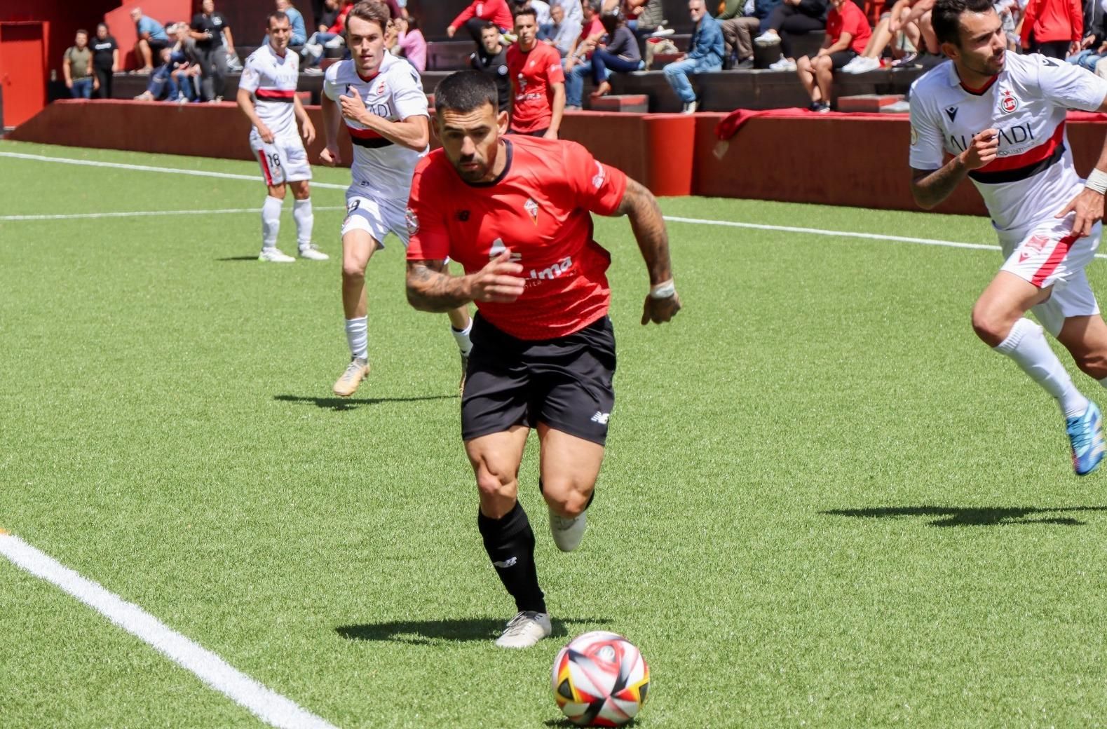 Un momento del partido entre el CD Mensajero y el Unión Adarve. JOSÉ AYUT