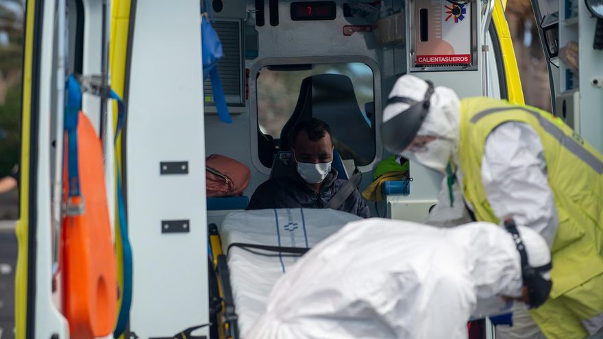 Personal médico atendiendo a los migrantes llegados a Lanzarote. EFE/ Javier Fuentes.