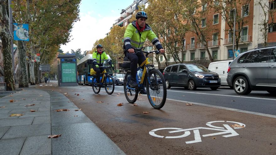 Dos agentes de Movilidad suben por el nuevo carril bici de la Cuesta de San Vicente