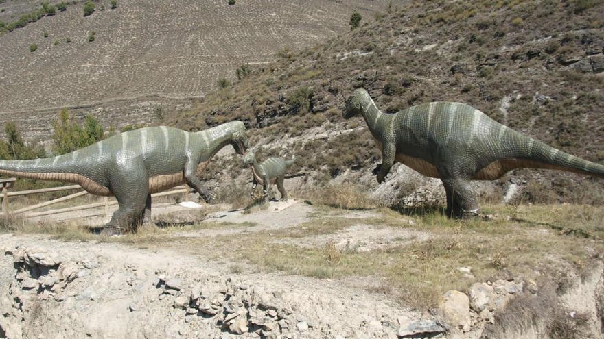 Este es el pueblo donde están catalogados 7 yacimientos y hasta 1.400 huellas de dinosaurios
