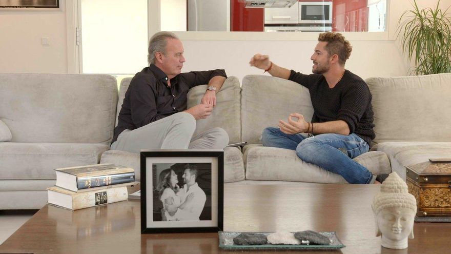 Bisbal charlando con Bertín y una foto de Rosanna