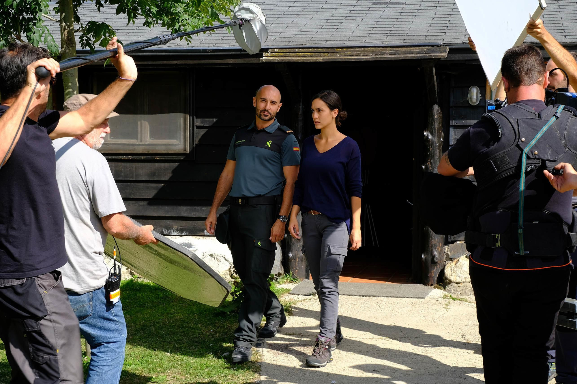 Alain Hernández y Megan Montaner en el rodaje de Monteperdido, la nueva serie de TVE