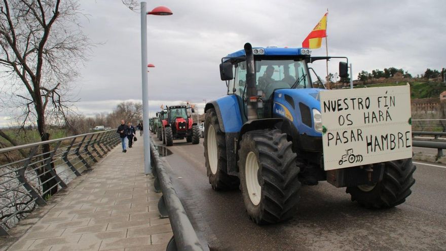 Las protestas agrícolas llegan a los pies del Casco Histórico de Toledo contra una PAC "manipuladora": "Déjennos trabajar"