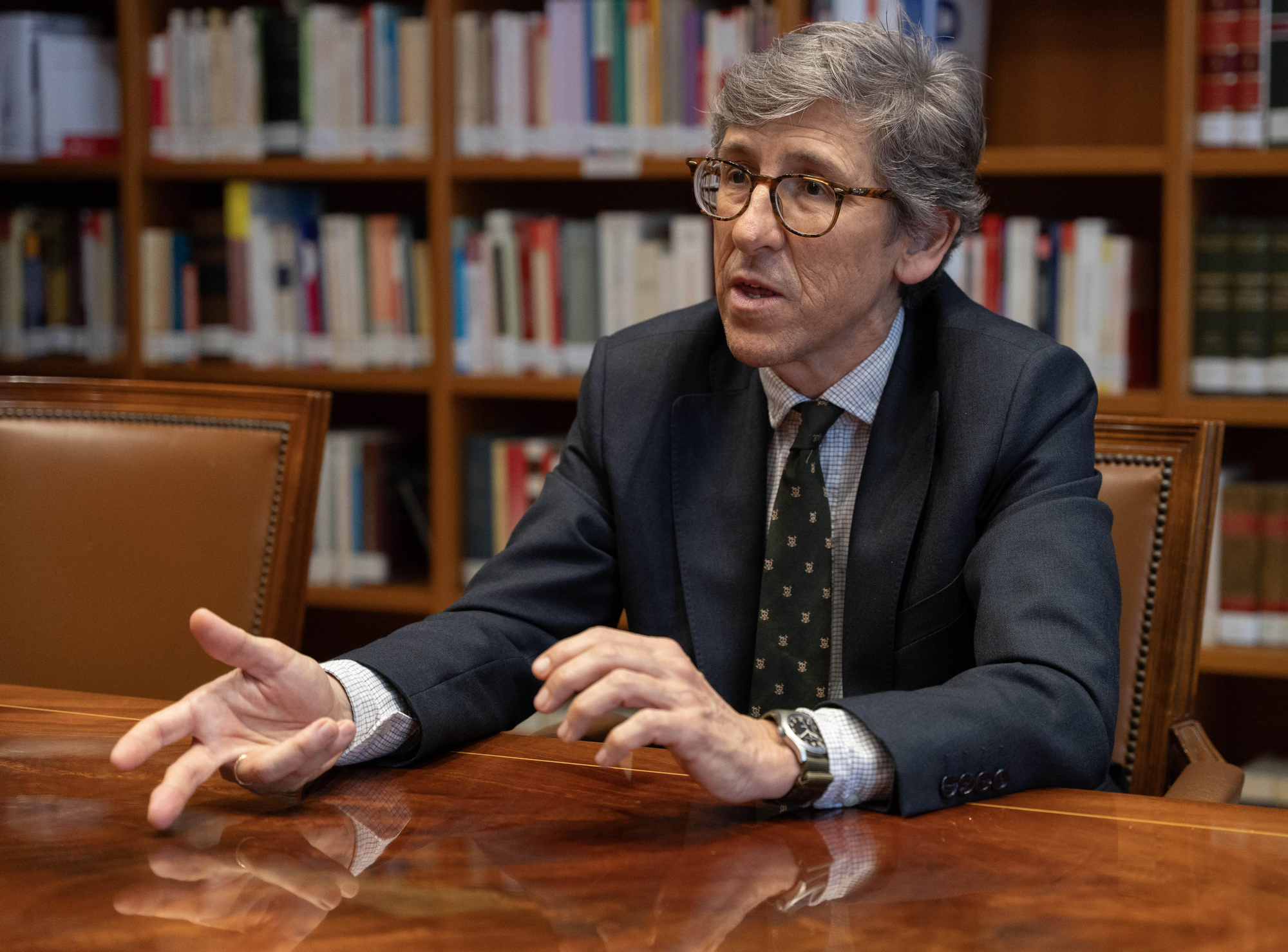 El presidente del Tribunal Superior de Justicia de Cantabria, José Arsuaga, durante la entrevista en la sala de juntas de La Salesas.