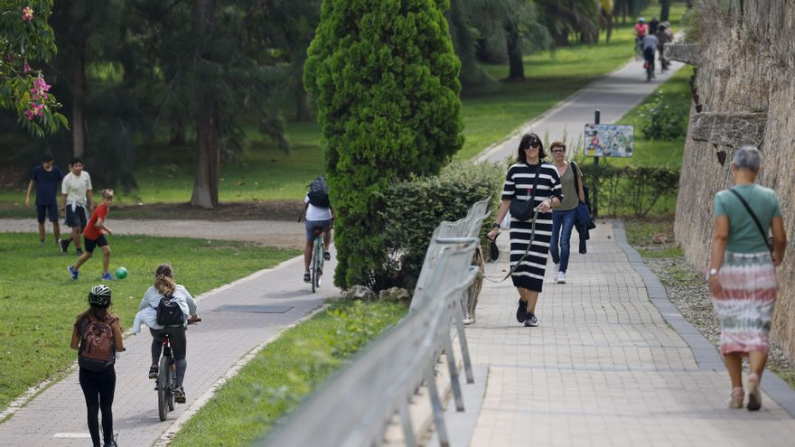 Andar por andar, apología del paseo lento para resistirse a la febril sociedad actual