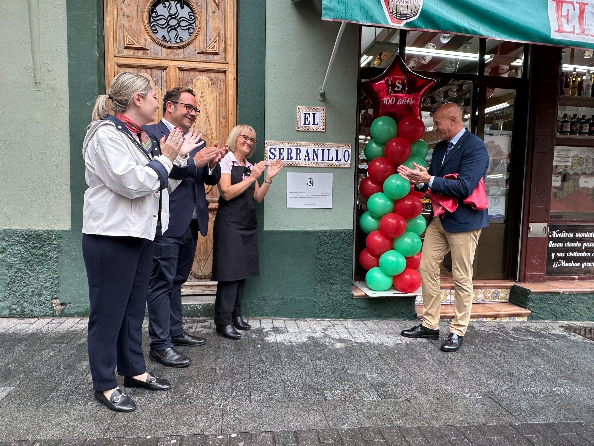 Momento en que se destapa la placa del centenario de El Serranillo.