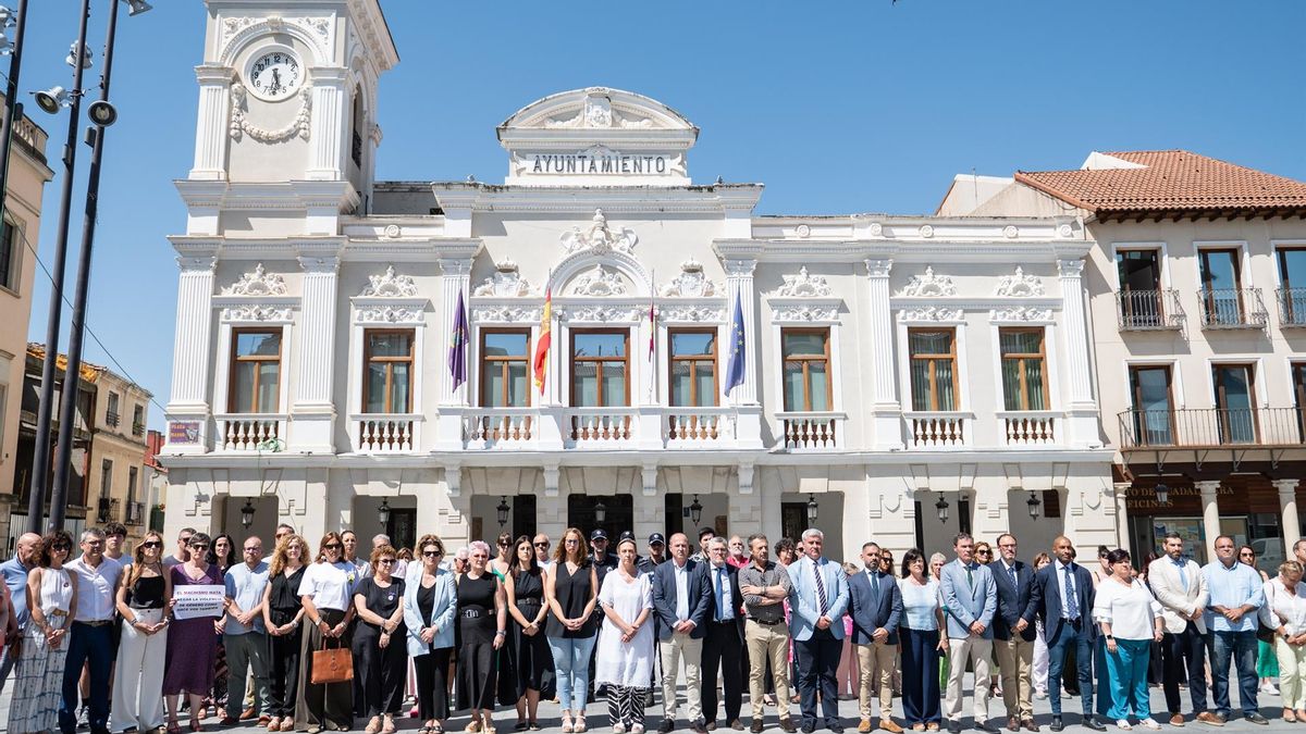 Minuto de silencio en señal de repulsa por el asesinato de Ramy Virginia Taccarelli, vecina de Iriépal, en Guadalajara
