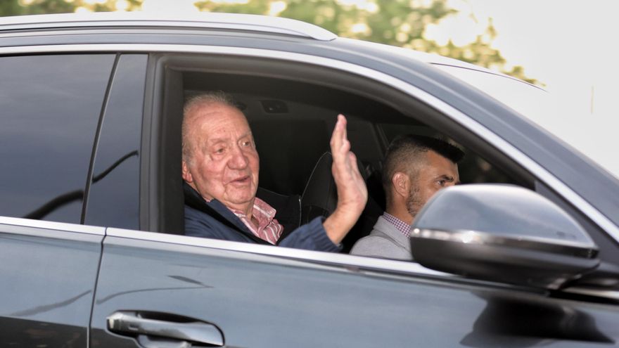 Archivo - El Rey emérito Juan Carlos I a su salida de Madrid con dirección Abu Dabi tras su visita a España el pasado mes de mayo.