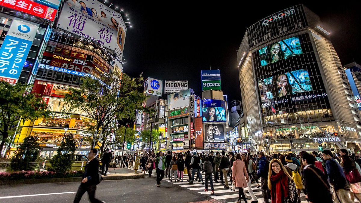 Las pantallas led y los neones reinan en la noche de Shibuya.