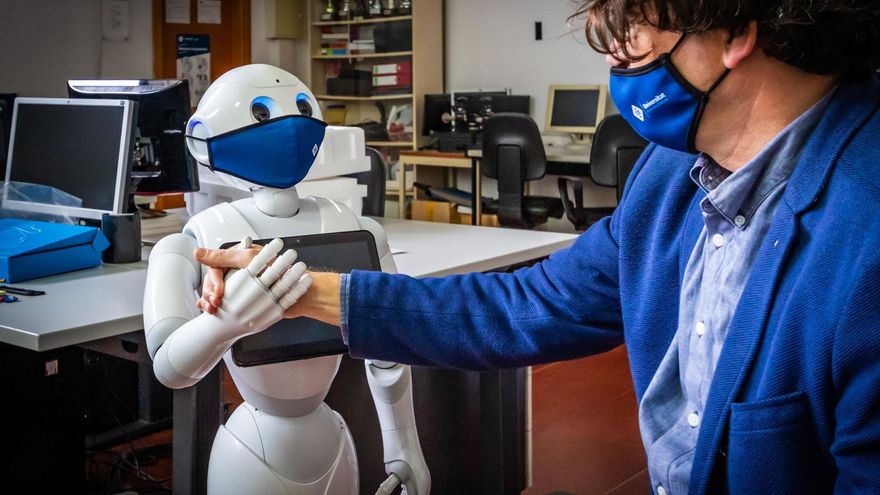 Robots e Inteligencia Artificial para asistir a ancianos y dependientes: "No vienen a sustituir a las personas"
