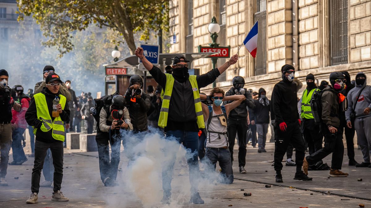 Un manifestante con un chaleco amarillo durante una protesta en París.