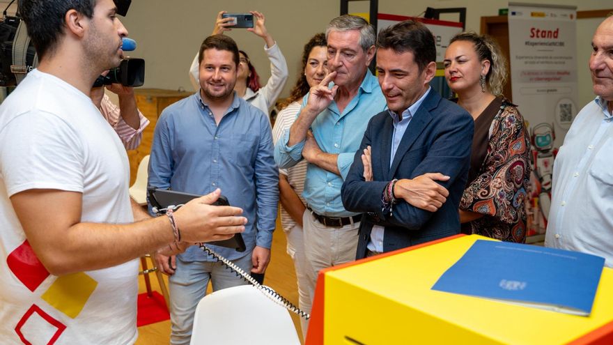 El delegado del Gobierno en Cantabria, Pedro Casares, y el alcalde de Suances, Andrés Ruiz Moya, visitan el stand de INCIBE