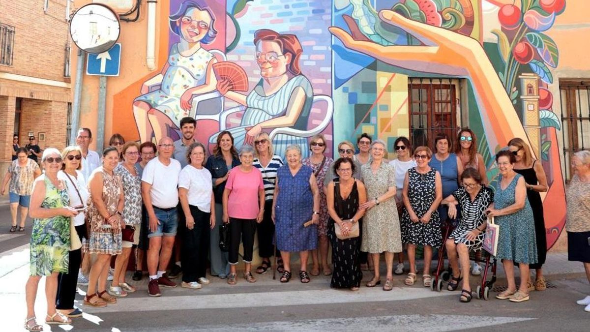 Vecinas y vecinos de Benifaraig ante el nuevo mural.