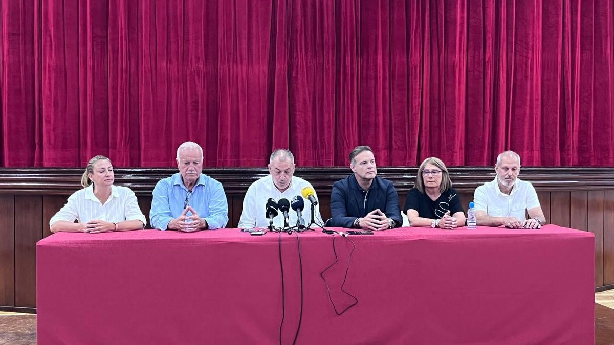 El grupo de gobierno en Firgas, a falta del concejal de Unidos por Gran Canaria Juan Ramón, en la rueda de prensa celebrada este miércoles en Las Palmas de Gran Canaria