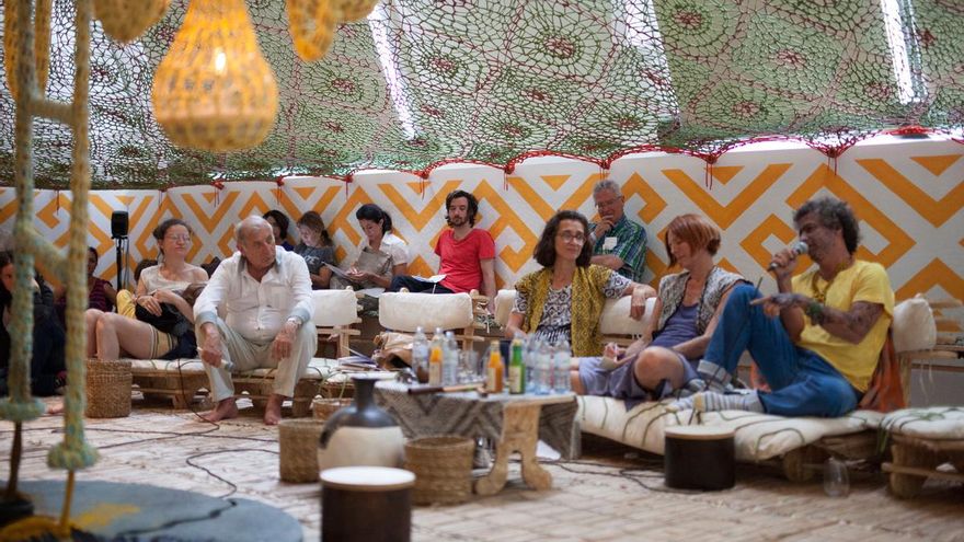 Ernesto Neto y Huni Kuin en una de las obras que se expondrán en 'Remedios'.