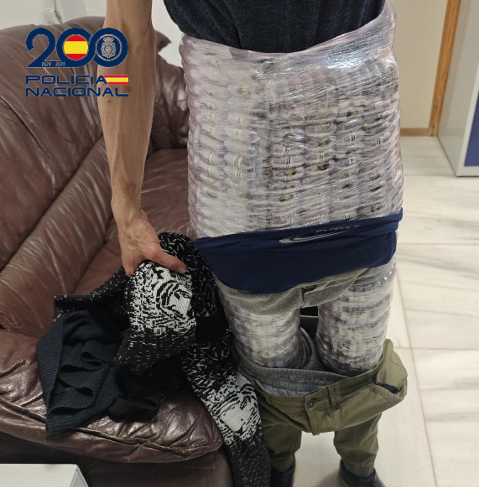 La Policía Nacional ha detenido en Melilla a un individuo reclamado por la Justicia que pretendía viajar en avión desde la ciudad autónoma hasta Gran Canaria con medio cuerpo forrado de casi 697 bellotas de hachís que pesaban en total más de 7,5 kg.