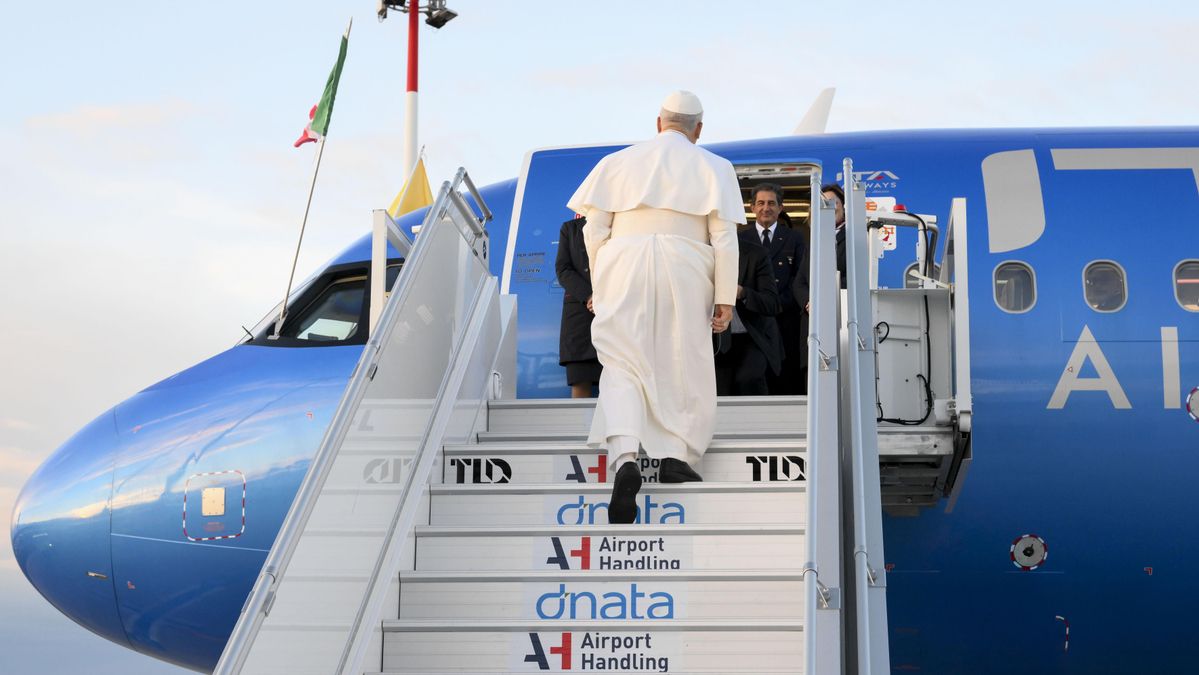 León XIV sube este jueves al Airbus A320 que le trasladó a Turquía y que ahora tiene que ser reparado por el fallo informático que ha señalado el fabricante aeronáutico. EFE/Vatican Media/Mario Tomassetti *****SOLO USO EDITORIAL/SOLO DISPONIBLE PARA ILUSTRAR LA NOTICIA QUE ACOMPAÑA (CRÉDITO OBLIGATORIO) *****