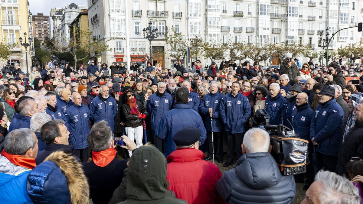 El compositor y rabelista Chema Puente, uno de los máximos exponentes del folclore cántabro, falleció el pasado mes de noviembre a los 72 años. Vecino de Cueto, el músico es autor del popular tema 'Santander, la marinera', con la que fue homenajeado unos días más tarde en un multitudinario acto en el muelle junto a la bahía.