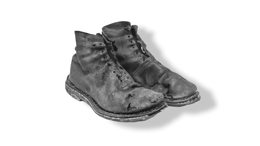 El libro recoge fotografías de objetos encontrados en fosas comunes de fusilados por el franquismo.