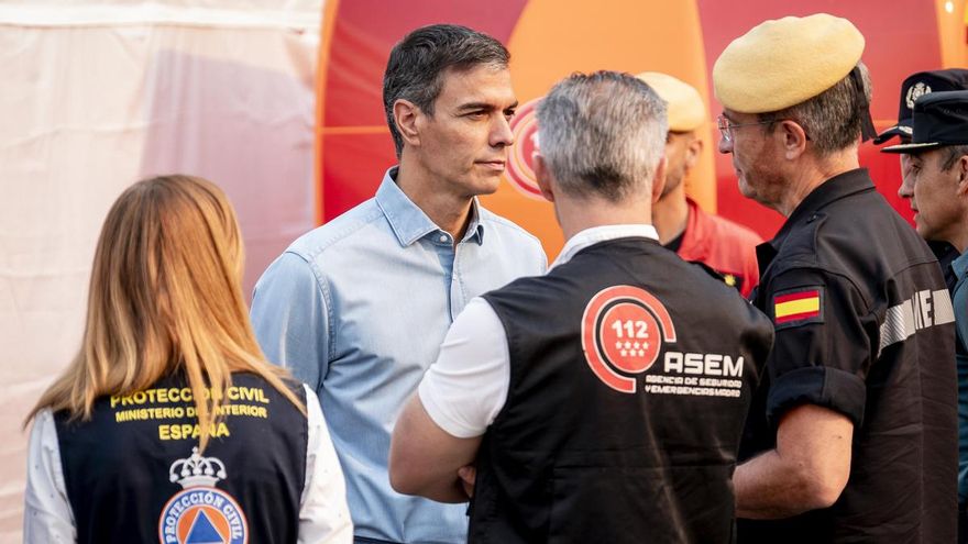 El presidente del Gobierno visita el puesto de mando avanzado junto al ministro del Interior este sábado.