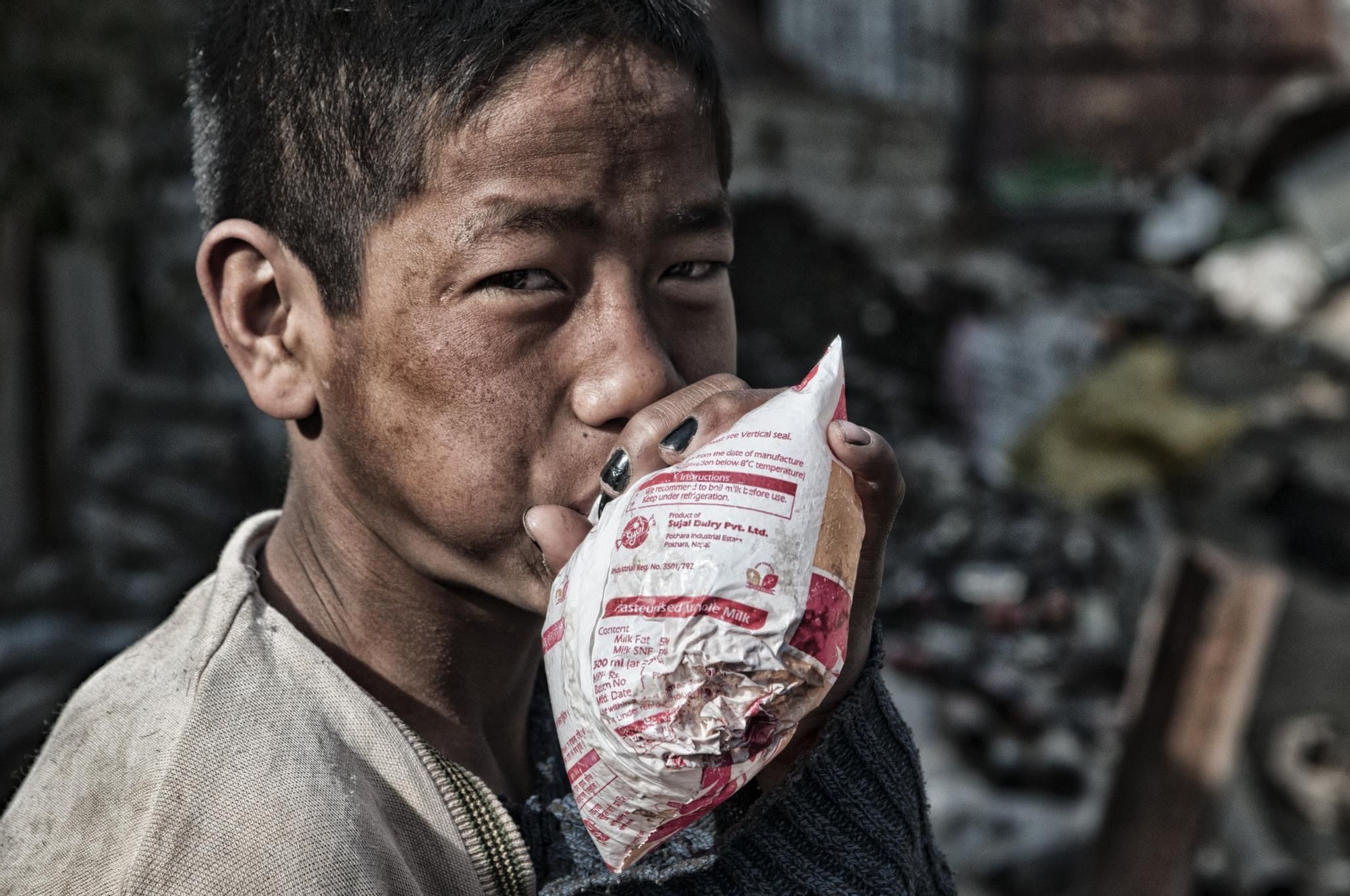 Los chavales de las calles de Pokhara compran botes de pegamento por unos dos euros y lo esnifan en solares abandonados. / FOTO: Zigor Aldama)