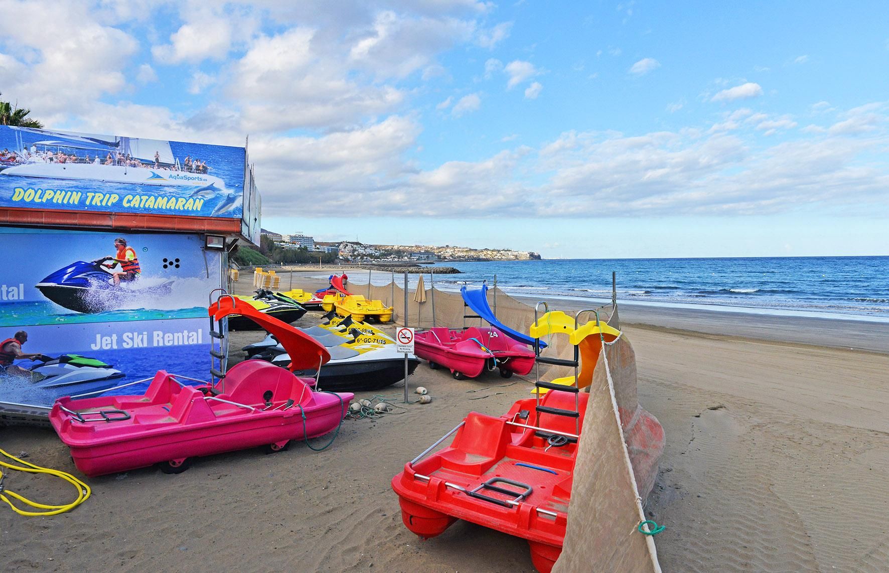Negocio de actividades acuáticas cerrado en Playa del Inglés.