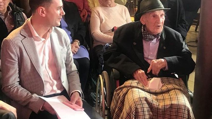 Javier Alfonso Cendón y Antonio Alvarado, de 107 años, el más veterano del PSOE leonés.