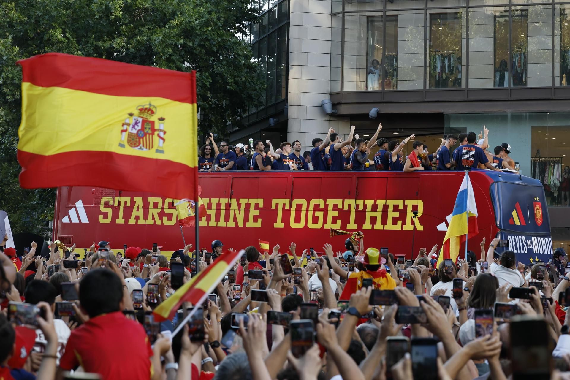 Los jugadores de la selección española a su paso por la calle Princesa de Madrid