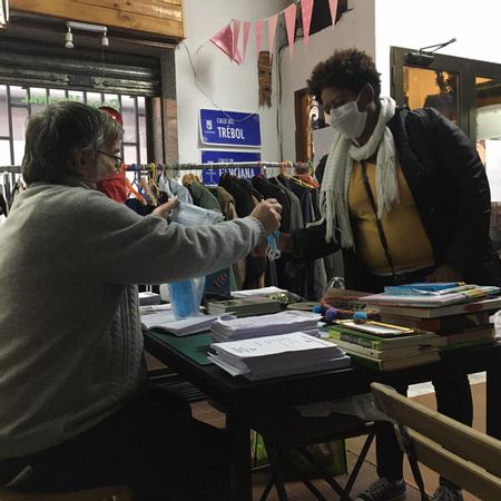 Antonio Ortiz entrega mascarillas a una vecina en la Casa Vecinal de Tetuán