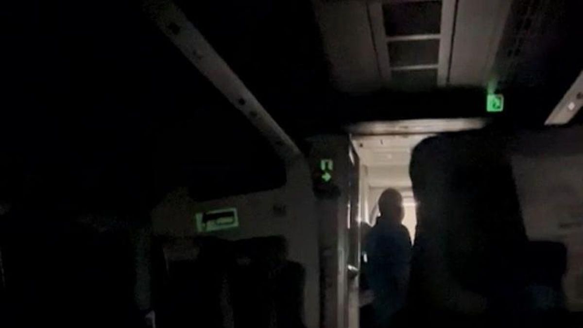 Dentro del tren atrapado en un túnel de Pajares durante el apagón: 12 horas de incertidumbre y, a pesar de todo, civismo