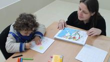 Sandra González, arquitecta, en uno de los talleres con niños.