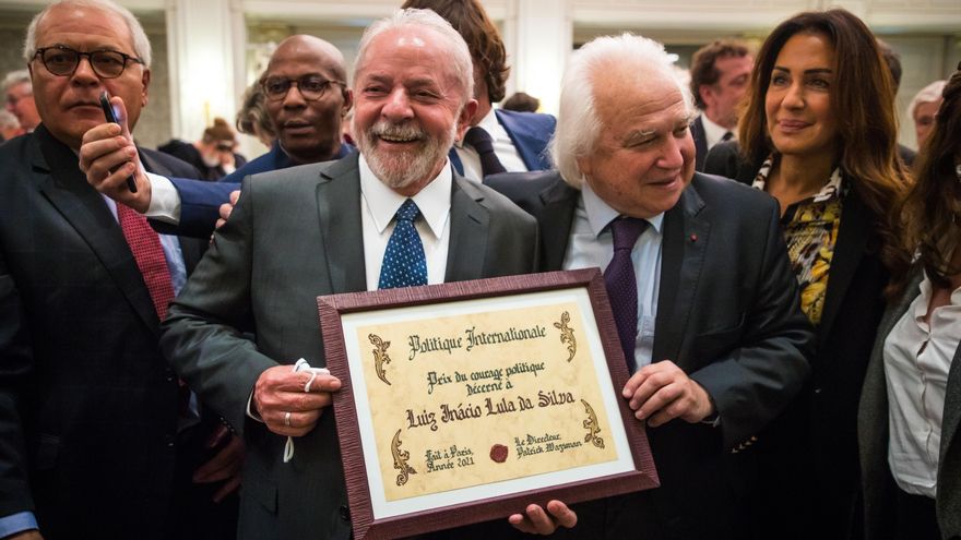 El expresidente brasileño, Luiz Inacio Lula da Silva (c-i) al recibir un premio este miércoles en París. EFE/EPA/CHRISTOPHE PETIT TESSON