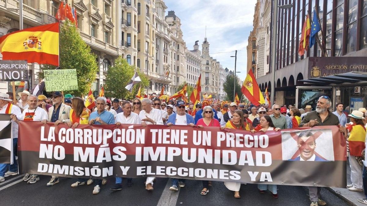 Manifestantes recorren Madrid en la protesta en apoyo a Ceuta y contra el Gobierno de Sánchez secundada por PP y Vox