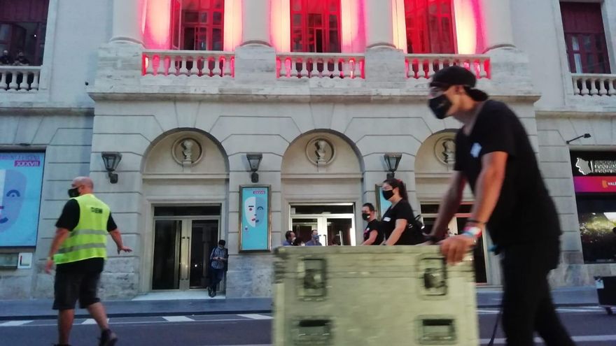 Luces rojas en la fachada del Teatro Principal de València al paso de la marcha de protesta del sector de eventos y espectáculos.